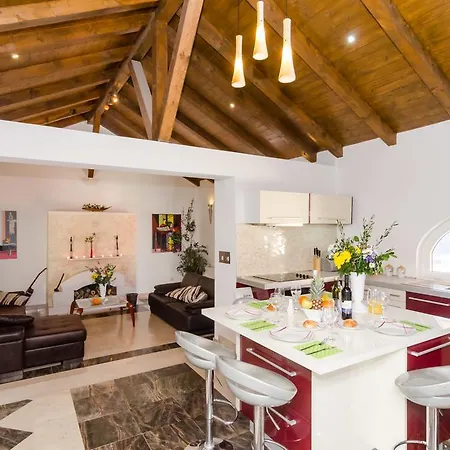 Avoca Villa Mlini